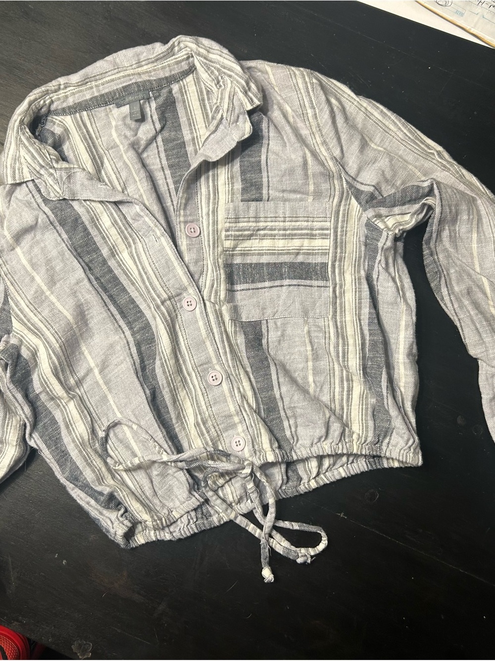 Charlotte Russe Gray & White Striped Button-Front Crop Top Size Small